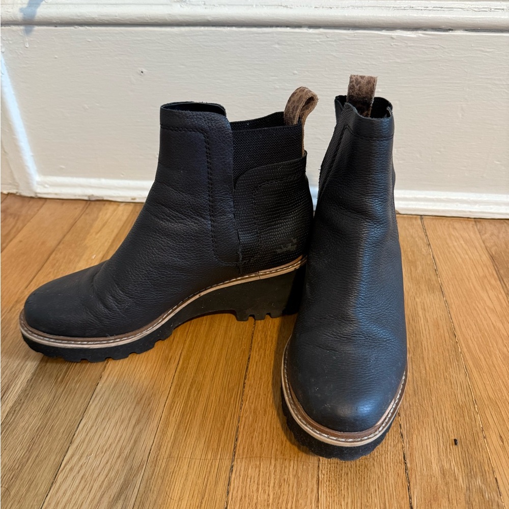 Dolce Vita Black Ankle Boots with Contemporary Silhouette - Picture 2 of 10